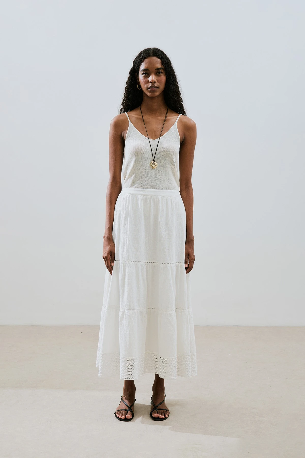 DOKULU İŞLEMELİ KATLI UZUN ETEK EKRU