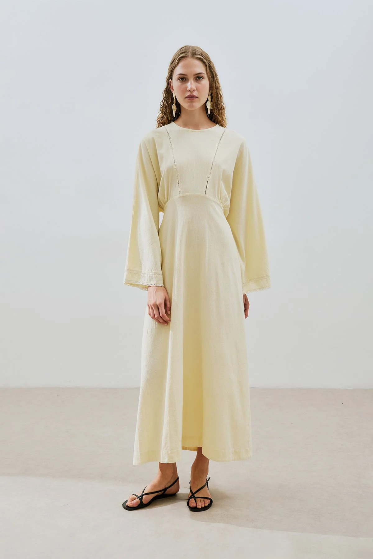 DOKULU ŞERİT DETAYLI ELBİSE SARI