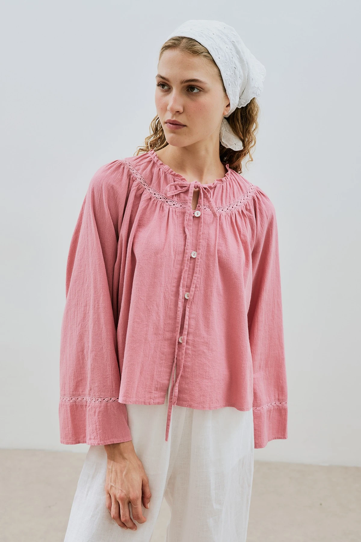 DOKULU İŞLEMELİ KISA BLUZ PEMBE