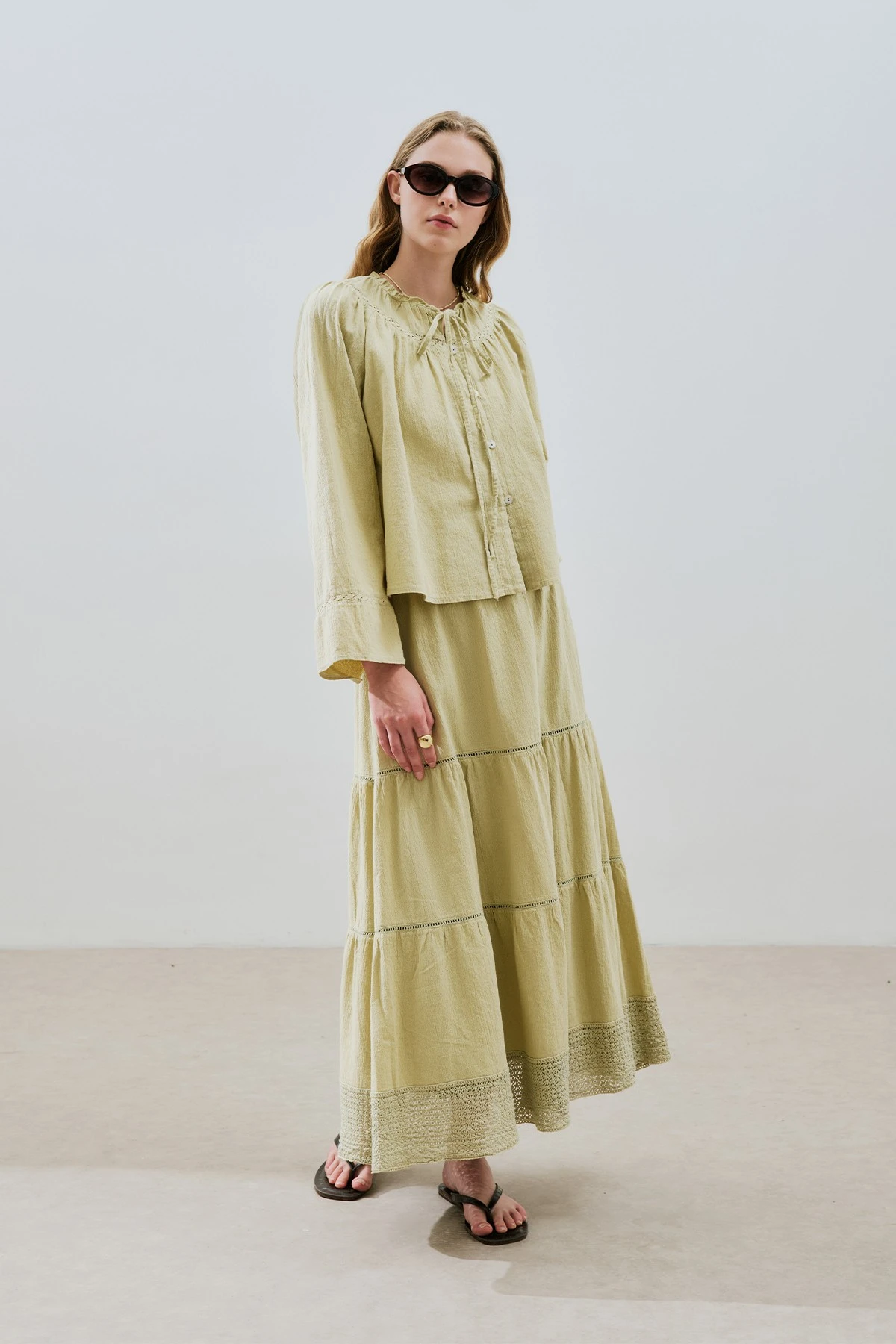 DOKULU İŞLEMELİ KATLI UZUN ETEK SOFT YEŞİL