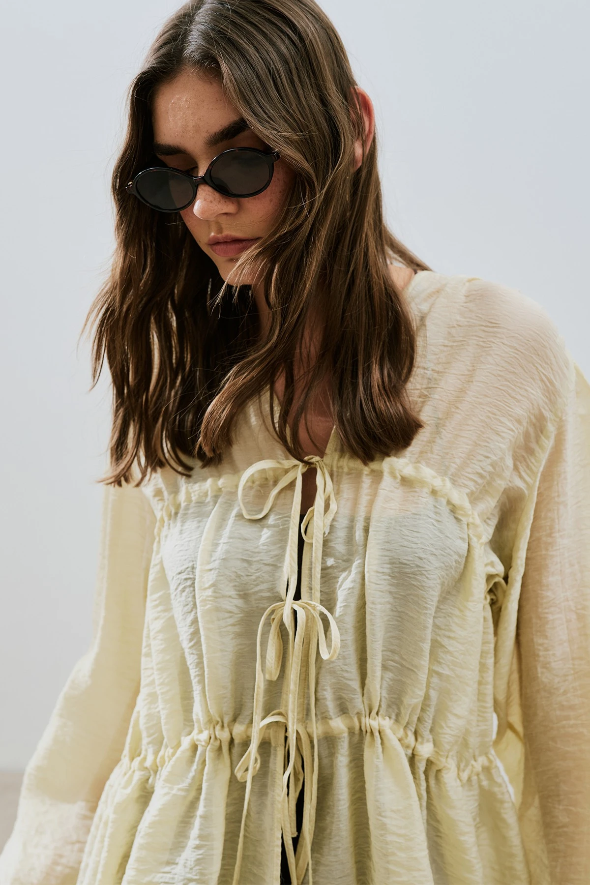 BÜZGÜLÜ BAĞLAMALI BLUZ SOFT SARI