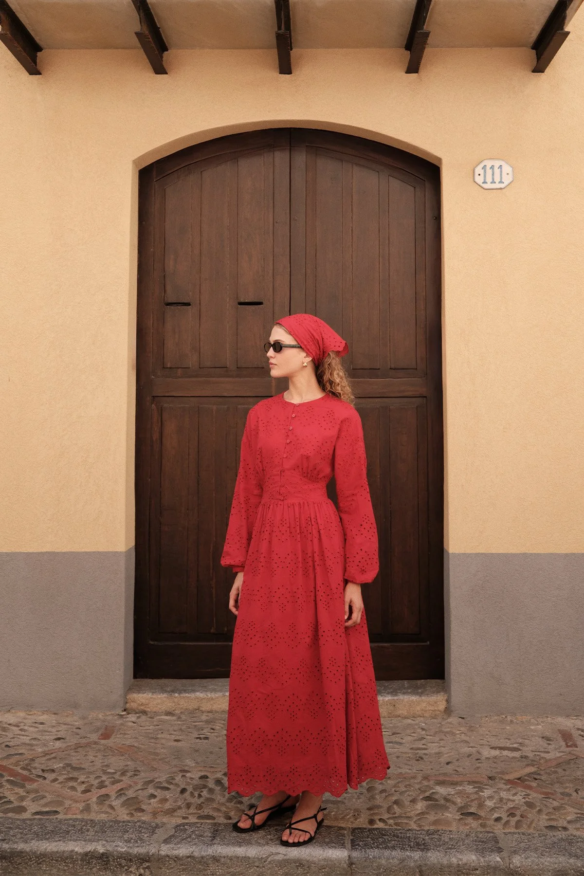 BRODE DÜĞMELİ ELBİSE KIRMIZI