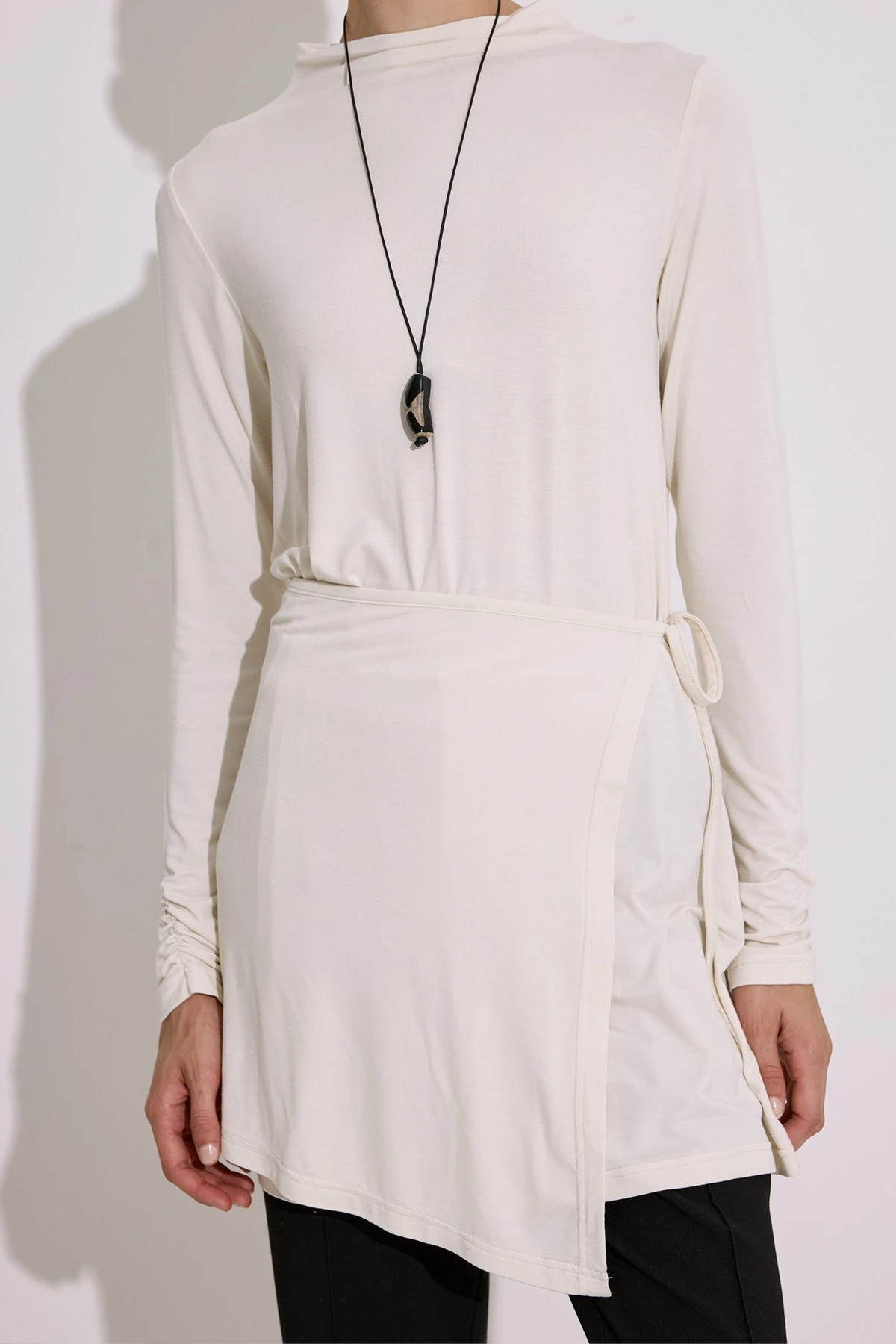 FLOWER BLOUSE WITH TIE DETAILS IN PEARL