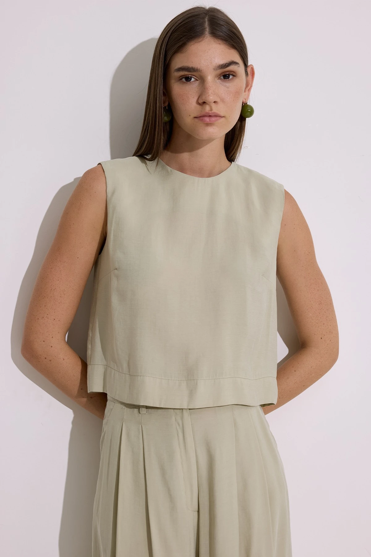 MODAL SLEEVELESS SHORT BLOUSE ALMOND GREEN