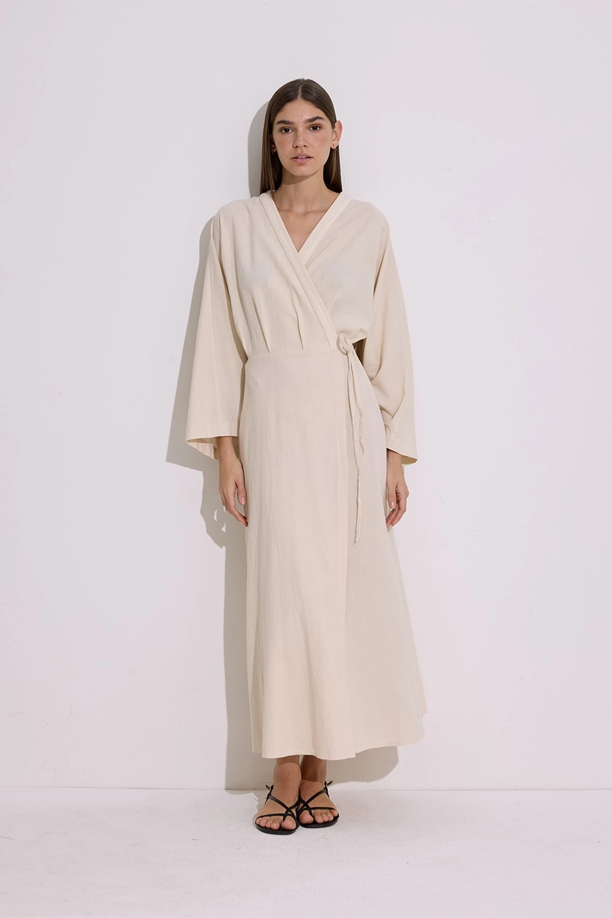 DOKULU KRUVAZE KAPAMALI ELBİSE NATURAL