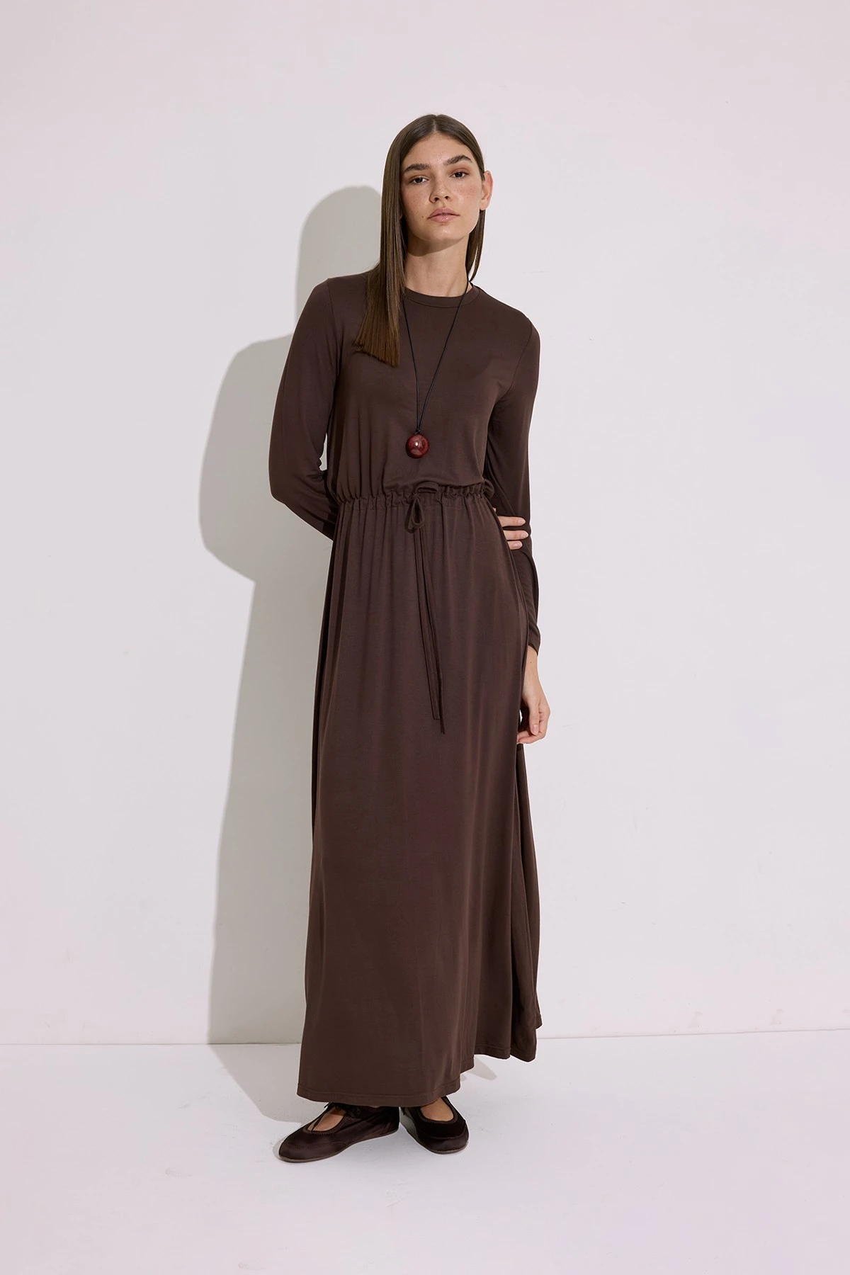 DÖKÜMLÜ UZUN KOL ELBİSE KAHVERENGİ