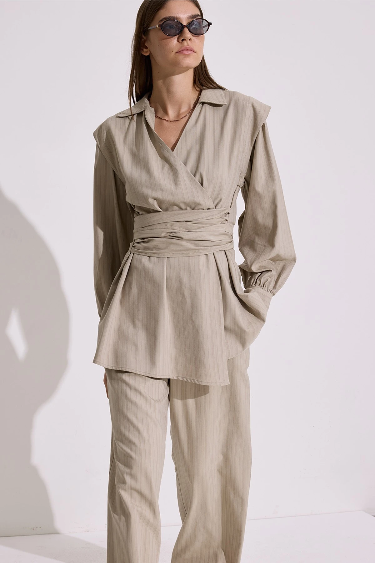 BAĞLAMA DETAYLI KRUVAZE GÖMLEK BEJ