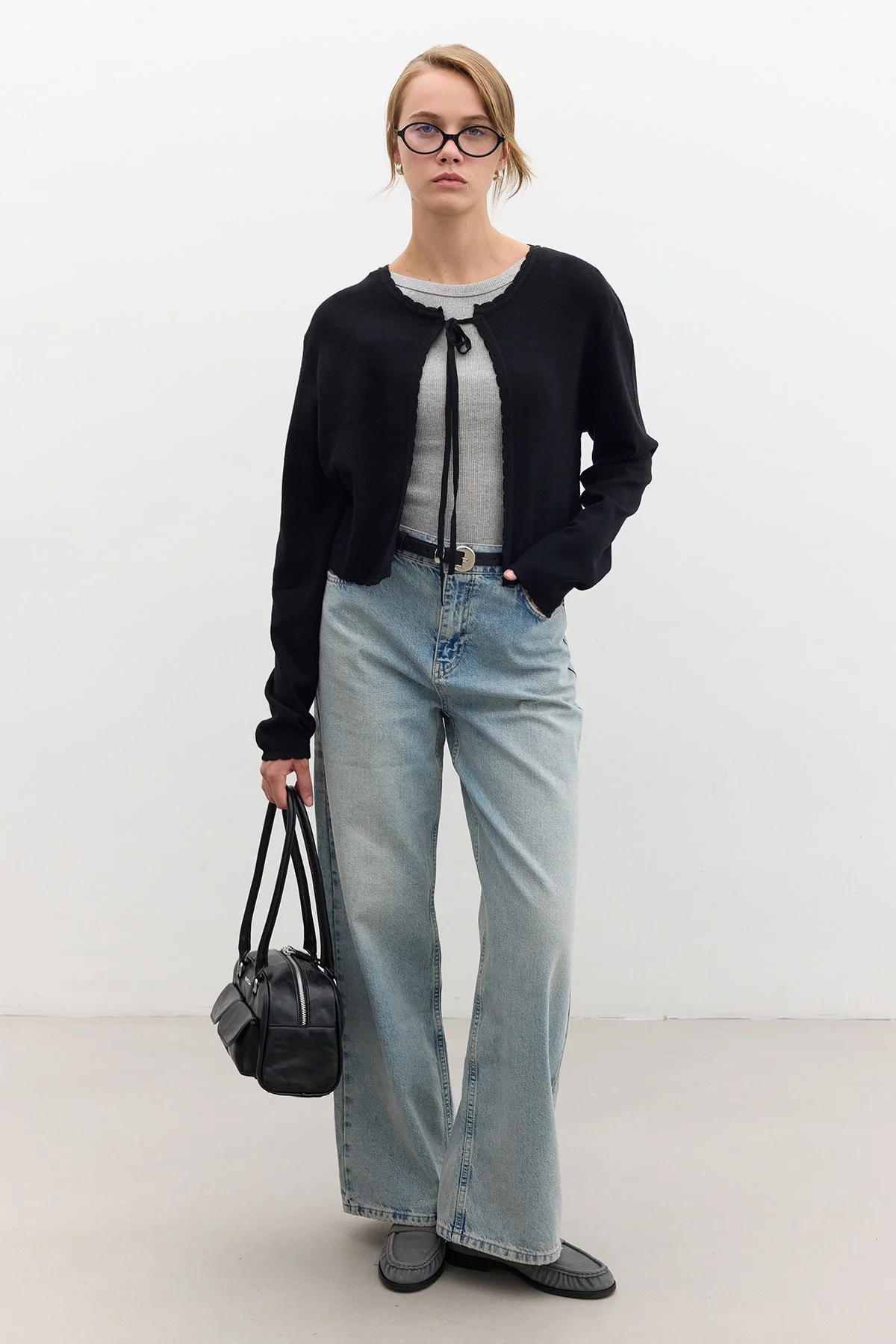 YUMUŞAK DOKULU BAĞCIKLI TRİKO HIRKA SİYAH