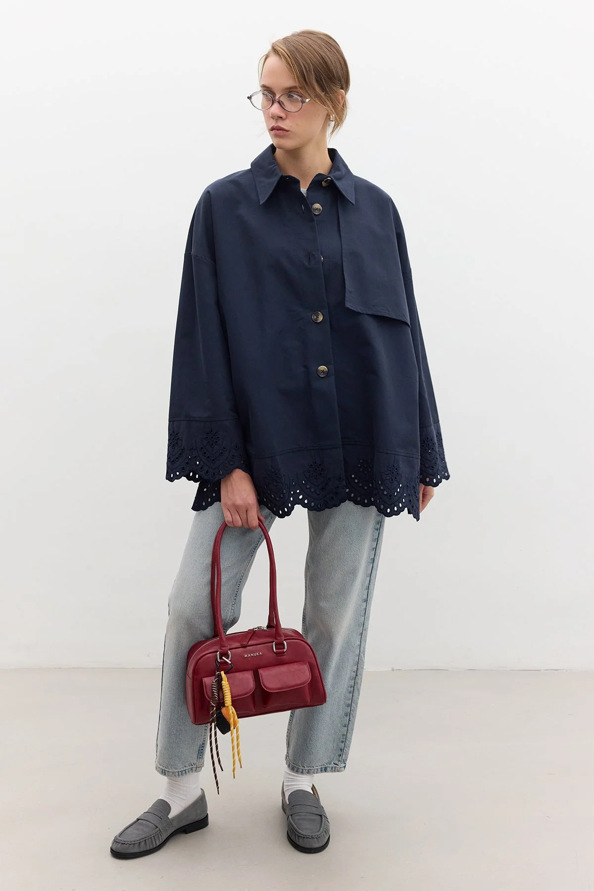 NAKIŞ DETAYLI TASARIM TRENÇKOT LACİVERT