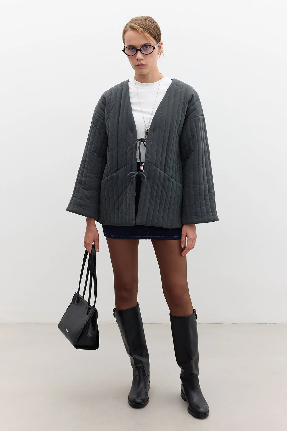 KAPİTONE BAĞLAMALI MONT ANTRASİT KAPİTONE BAĞLAMALI MONT ANTRASİT