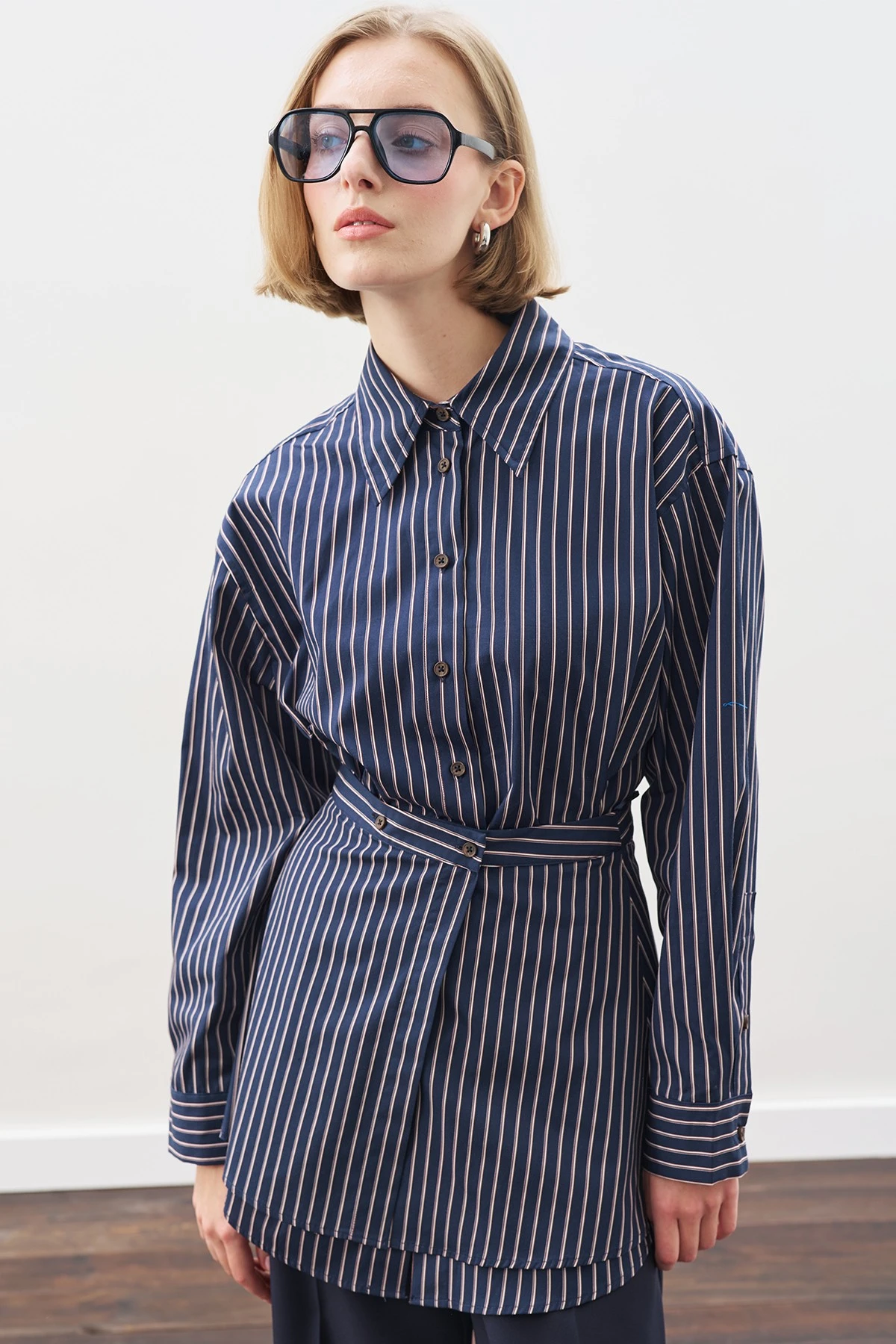 BAĞLAMA AKSESUARLI GÖMLEK LACİVERT ÇİZGİLİ