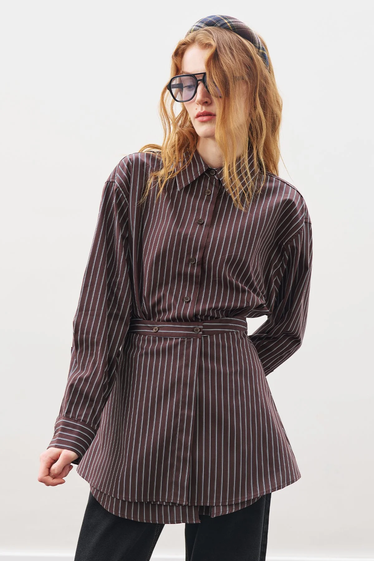 BAĞLAMA AKSESUARLI GÖMLEK KAHVE ÇİZGİLİ