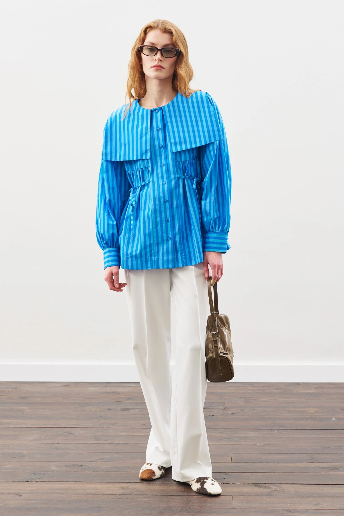 GENİŞ YAKALI KUŞAKLI GÖMLEK MAVİ ÇİZGİLİ