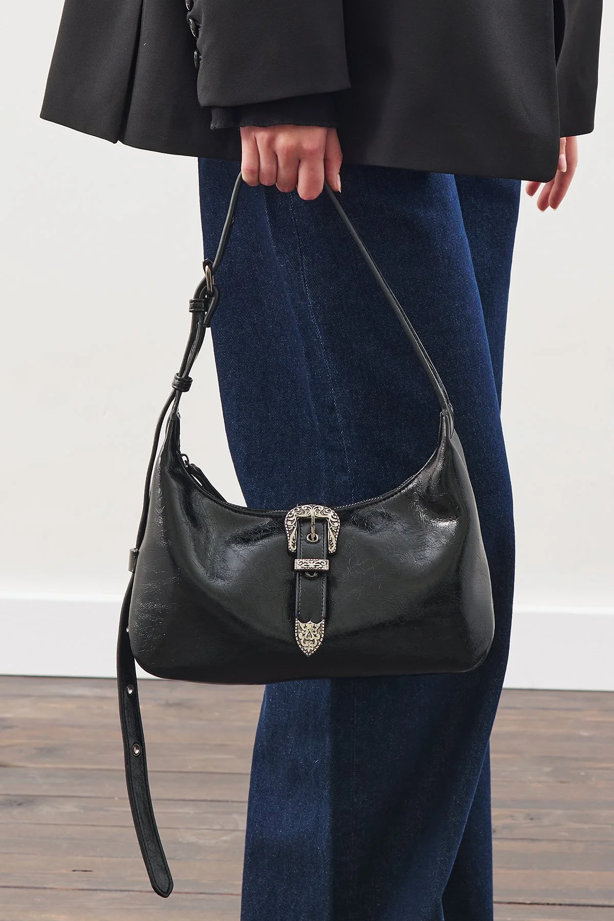 CHUNKY BUCKLE SHOULDER BAG BLACK