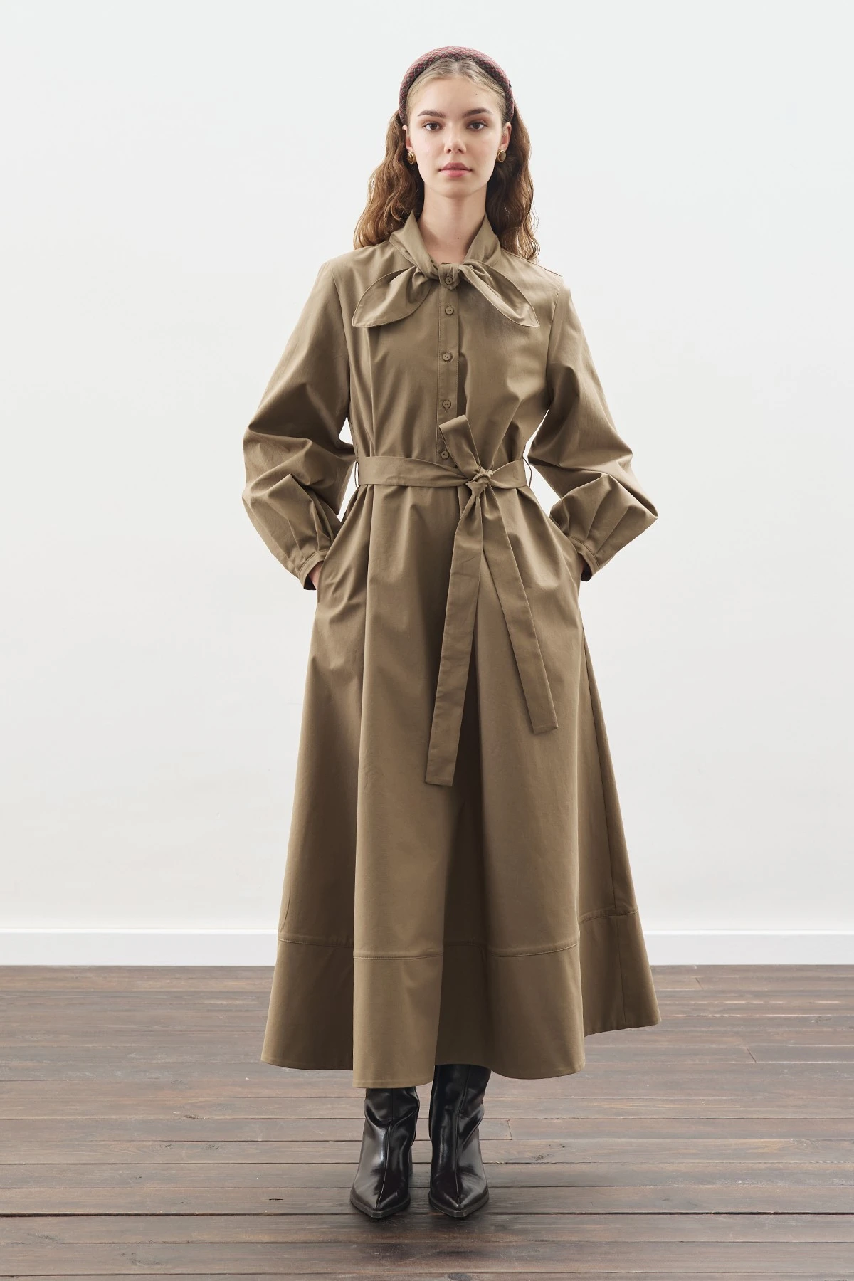 YAKASI BAĞLAMA DETAYLI ELBİSE HAKİ