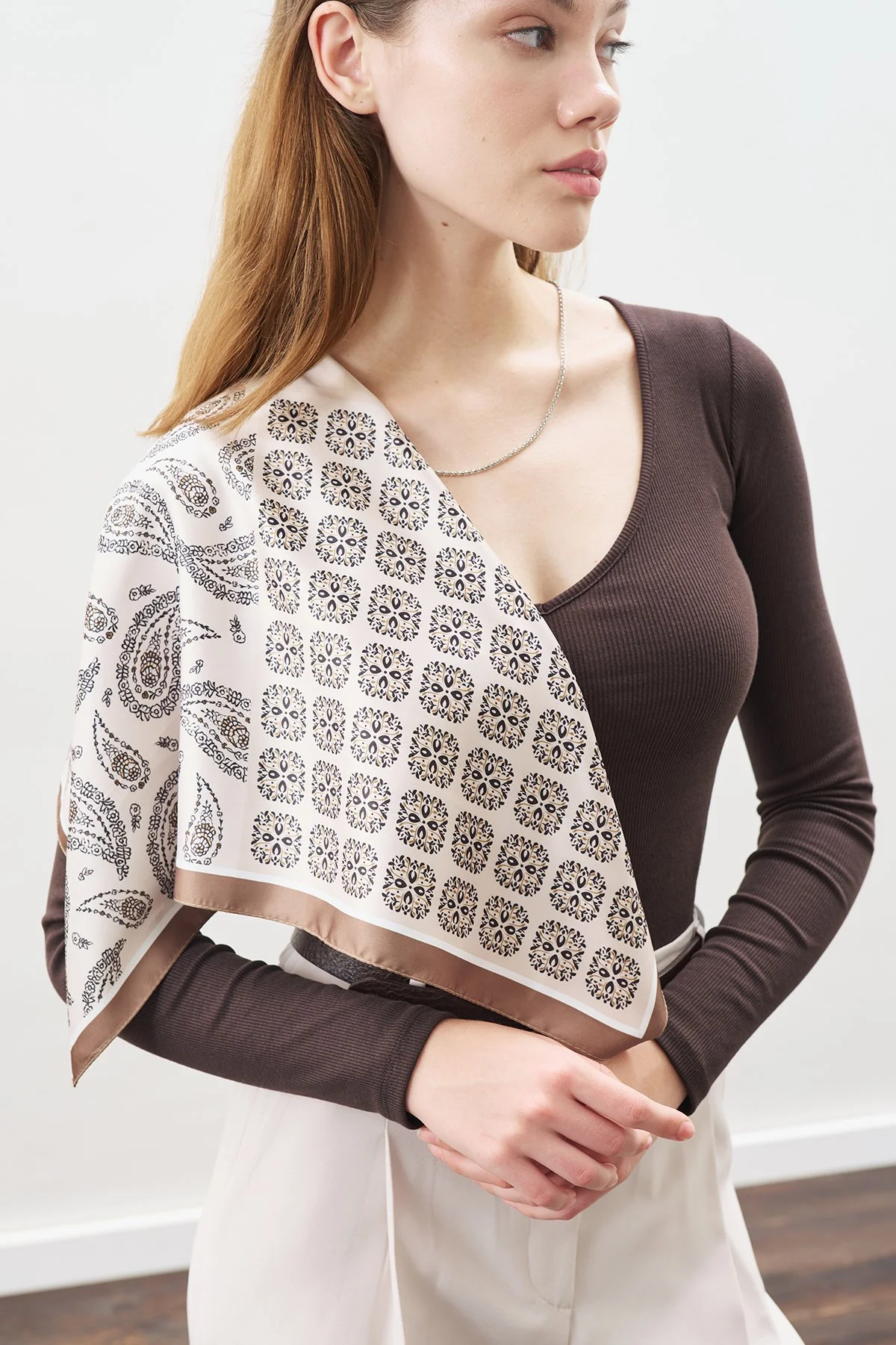 DESENLİ ORTA BOY SATEN FULAR SAIRA