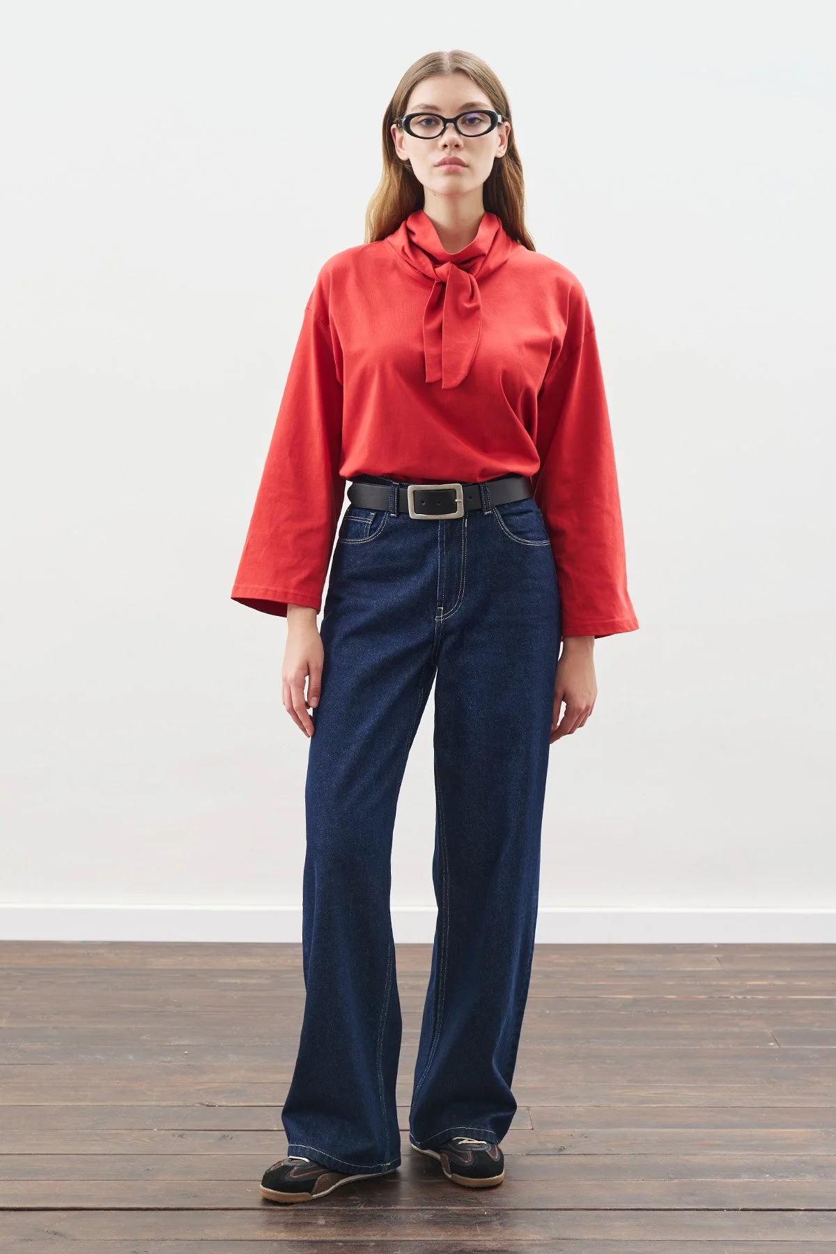 YÜKSEK YAKA BAĞLAMALI BLUZ KIRMIZI