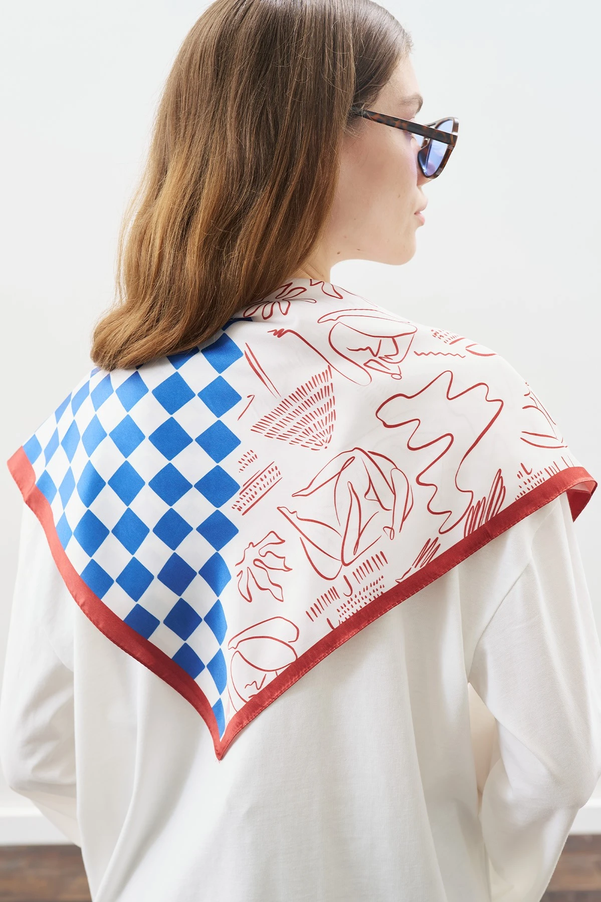 DESENLİ ORTA BOY SATEN FULAR DIVINE