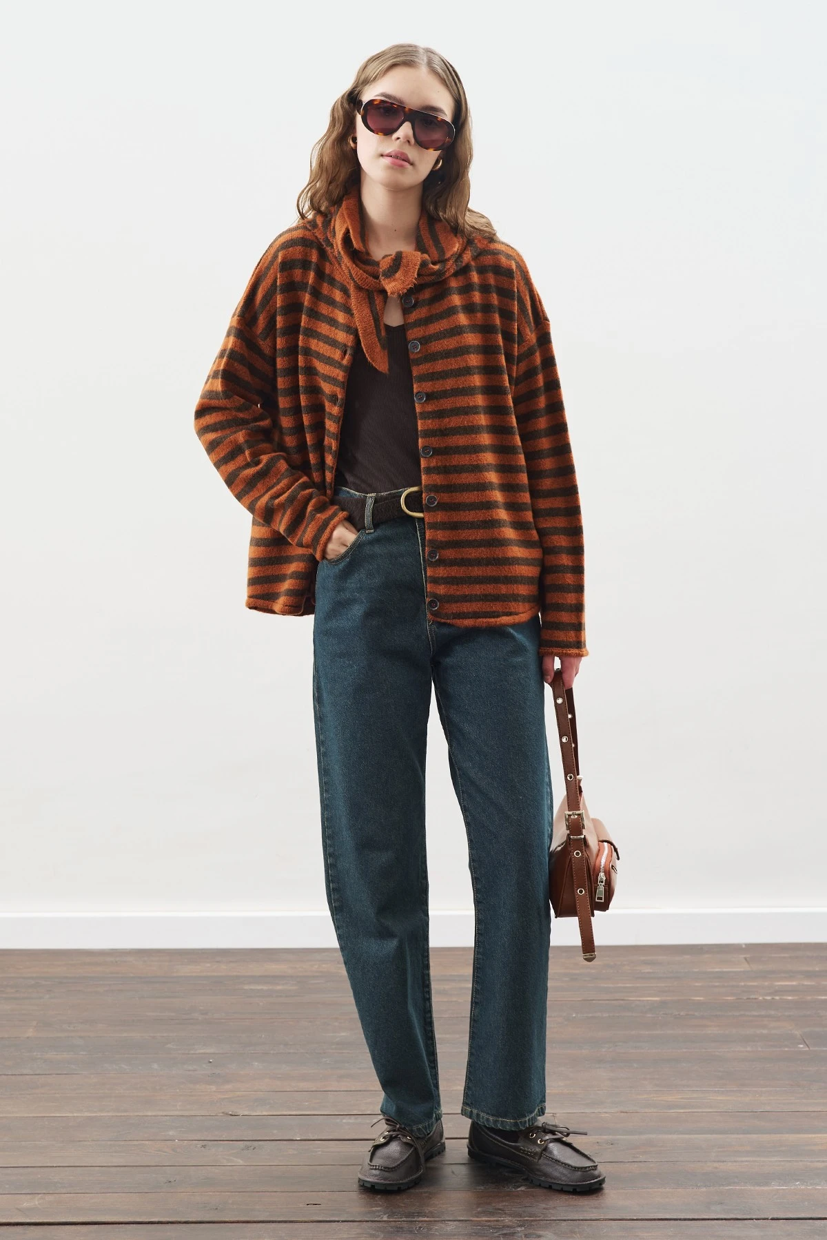 ATKI DETAYLI ÇİZGİLİ HIRKA KAHVERENGİ