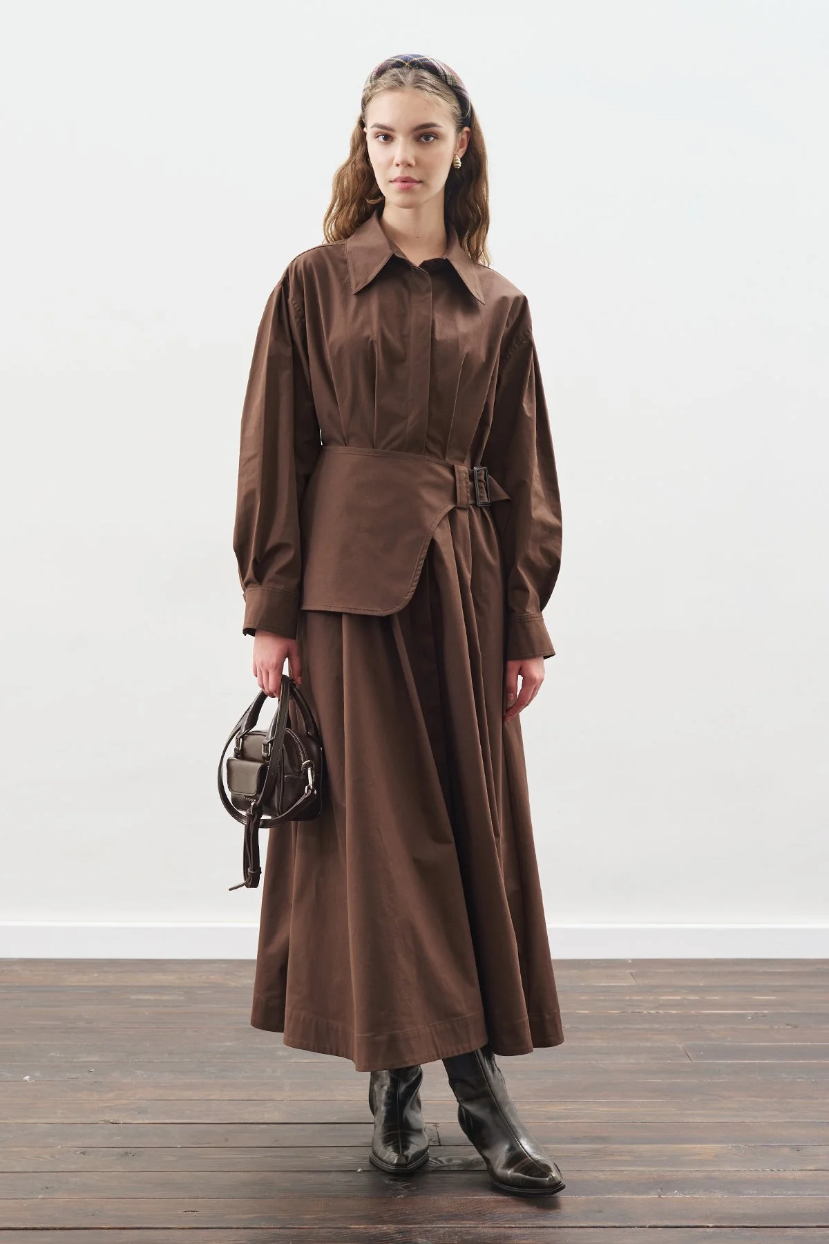 KEMER DETAYLI PİLELİ ELBİSE KAHVERENGİ