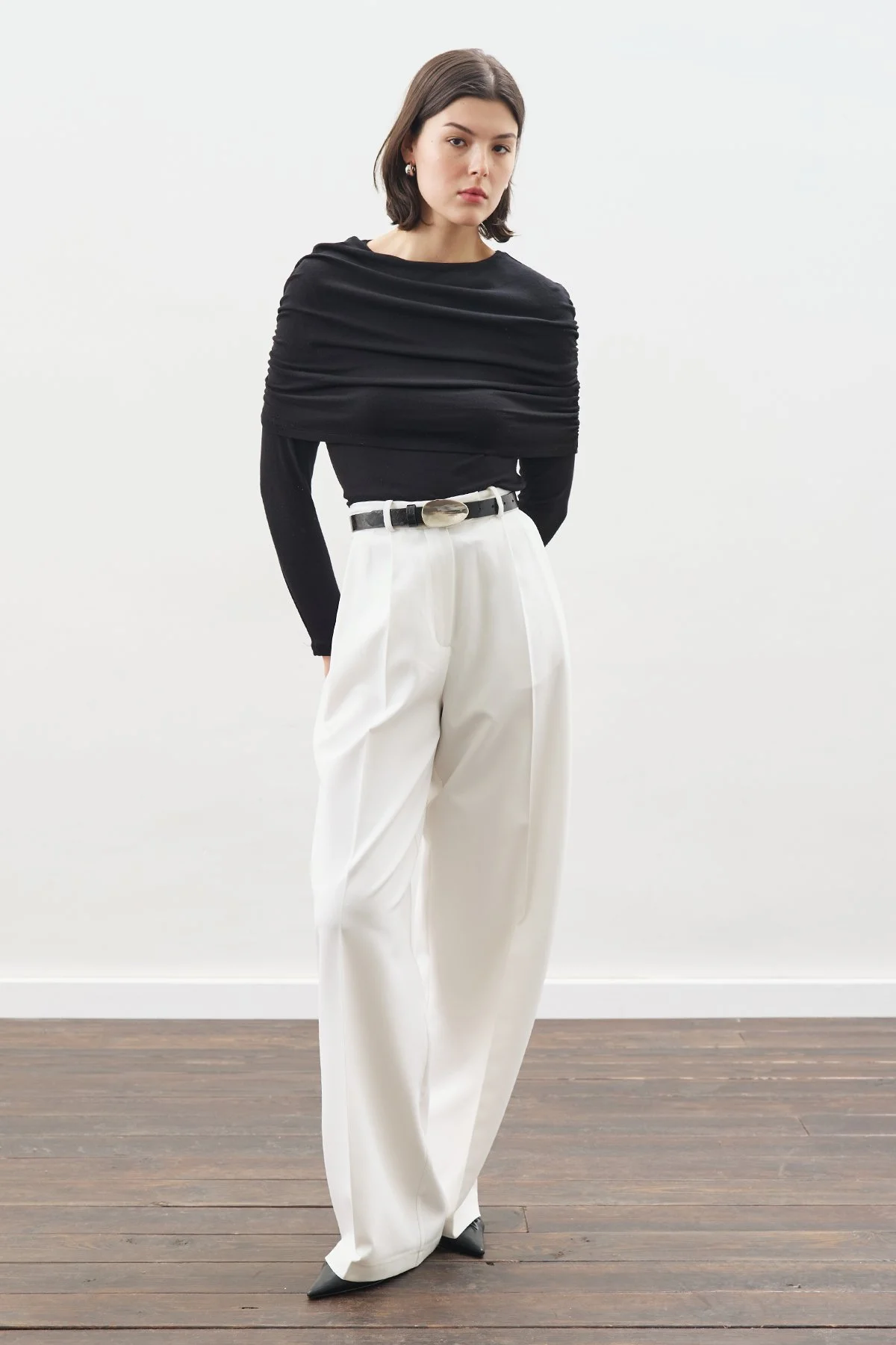 BÜZGÜ DETAYLI BLUZ SİYAH