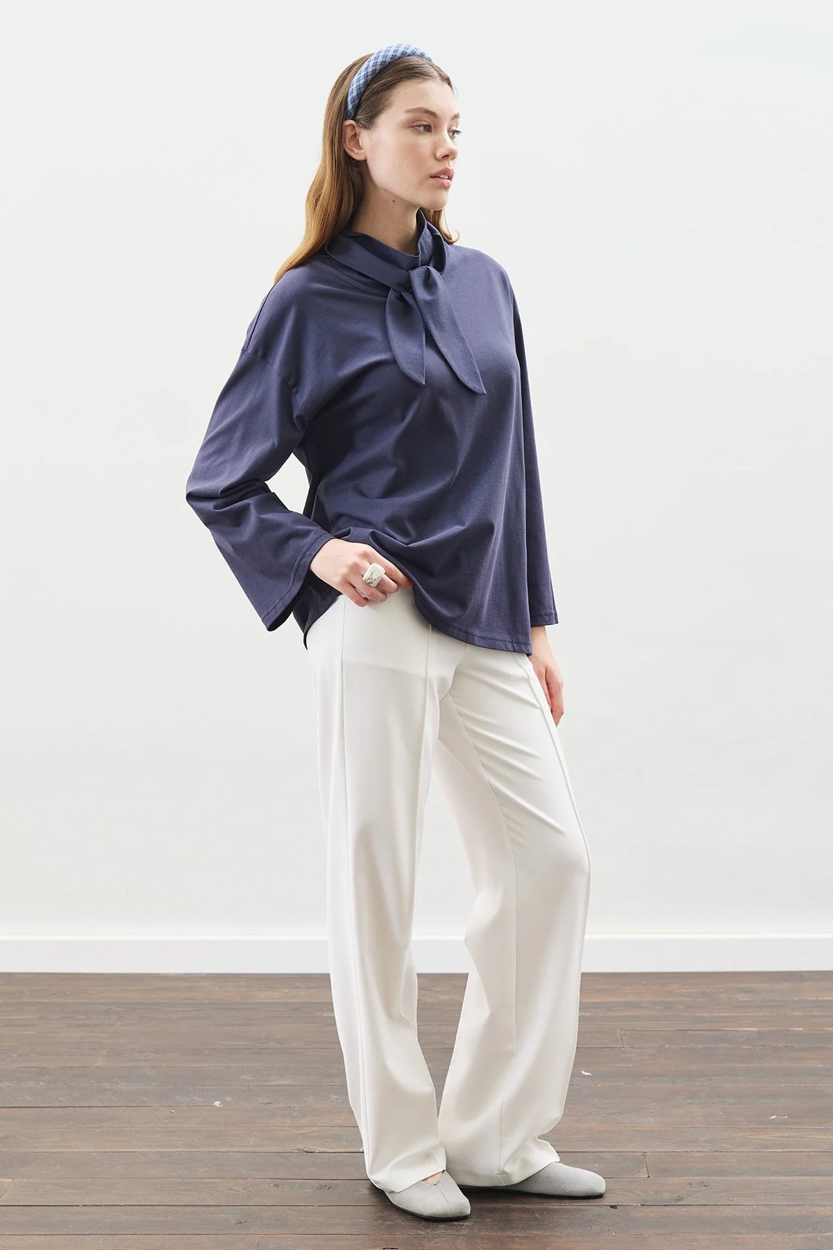 YÜKSEK YAKA BAĞLAMALI BLUZ LACİVERT