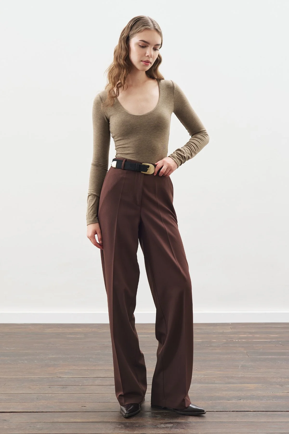PLEATED DETAIL STRAIGHT CUT PANTS LIGHT BROWN