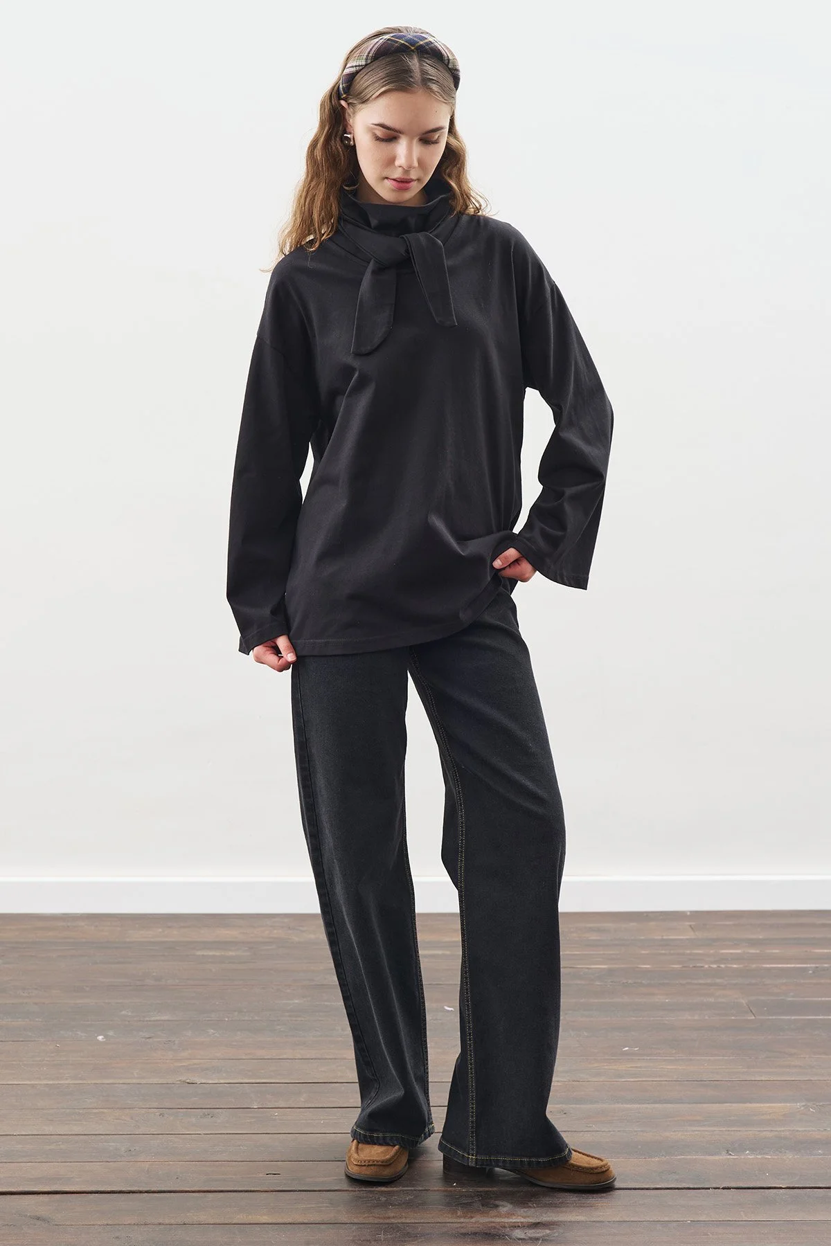 YÜKSEK YAKA BAĞLAMALI BLUZ SİYAH