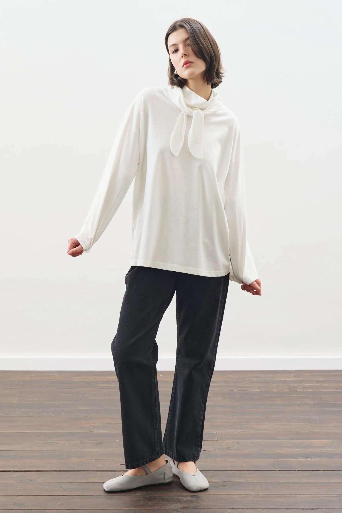 YÜKSEK YAKA BAĞLAMALI BLUZ EKRU