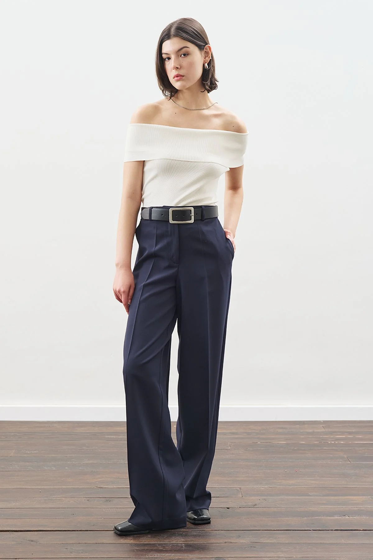 PLEATED DETAIL STRAIGHT CUT PANTS NAVY
