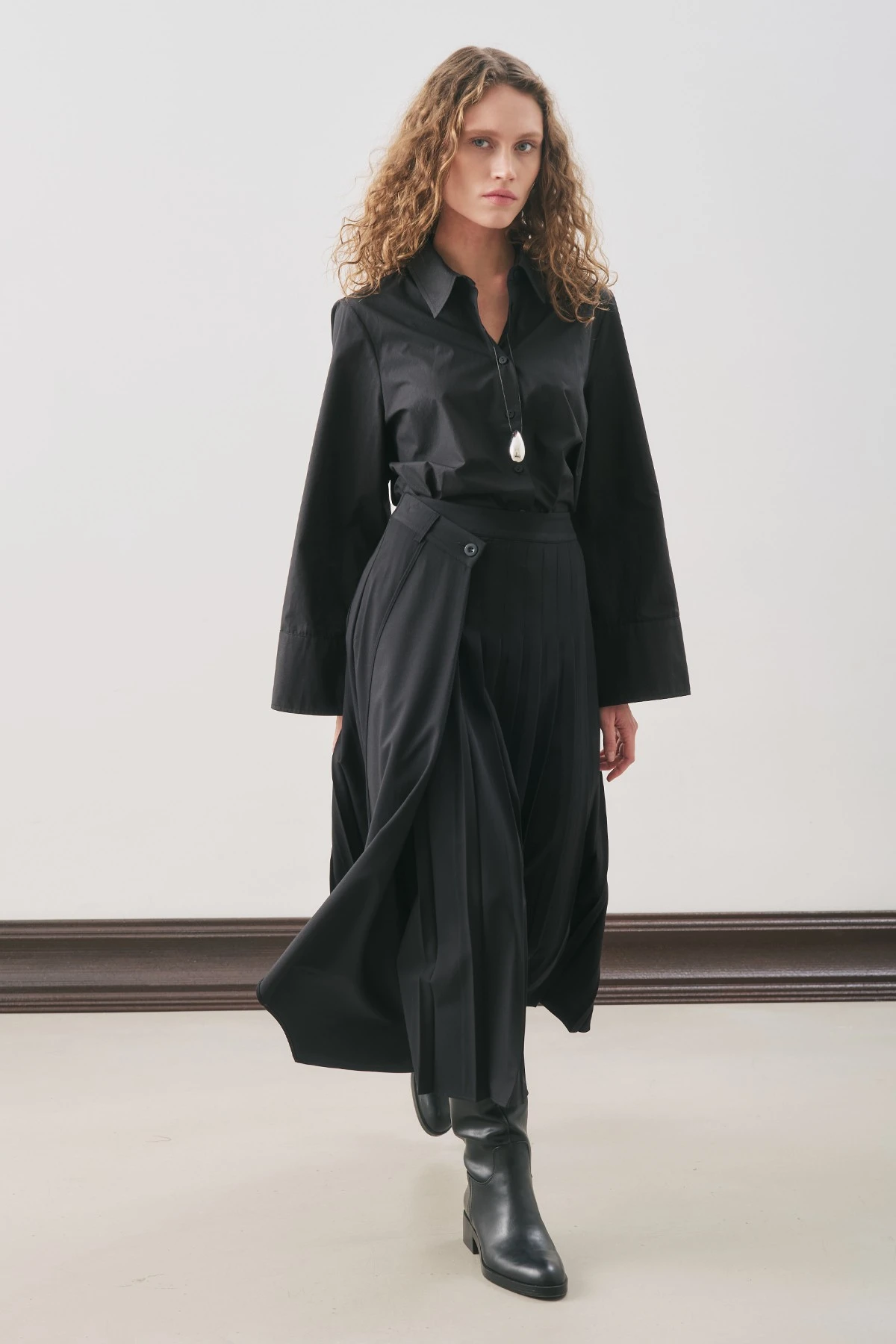 ENVELOP PLEATED SKIRT BLACK