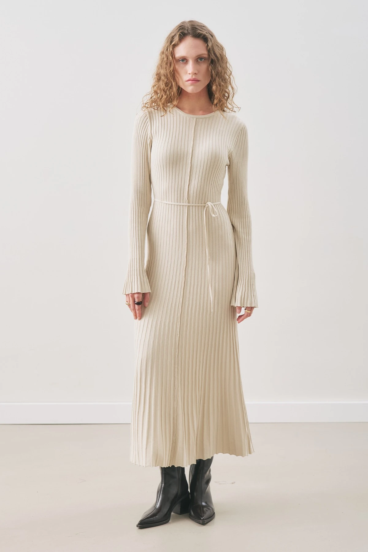 KLOŞ ETEKLİ LASTİK ÖRGÜ ELBİSE BEJ