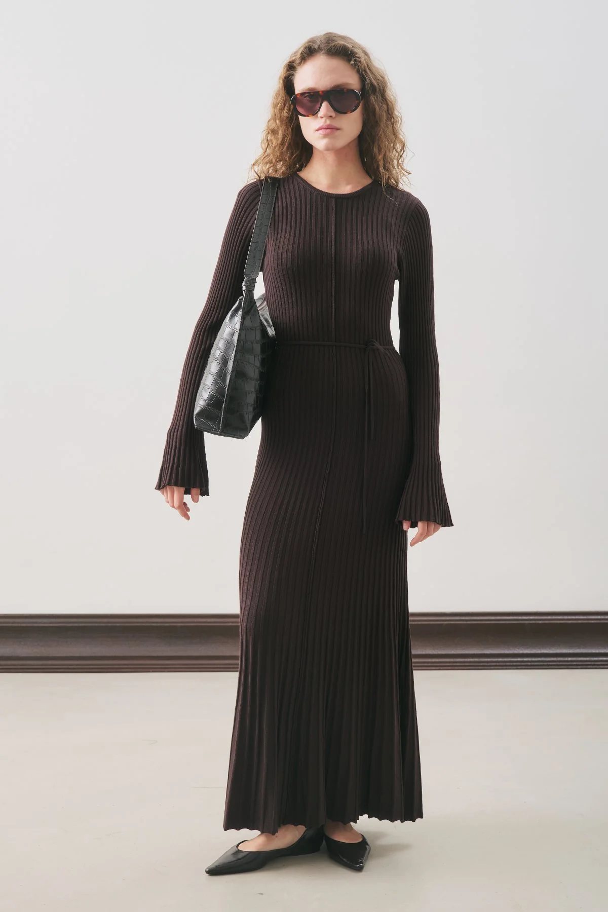 KLOŞ ETEKLİ LASTİK ÖRGÜ ELBİSE KAHVERENGİ