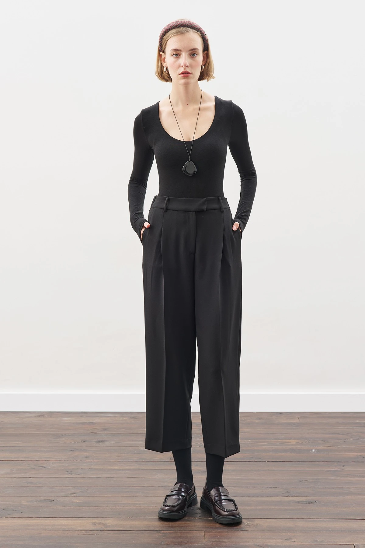 PLEATED DETAIL STRAIGHT CUT PANTS BLACK