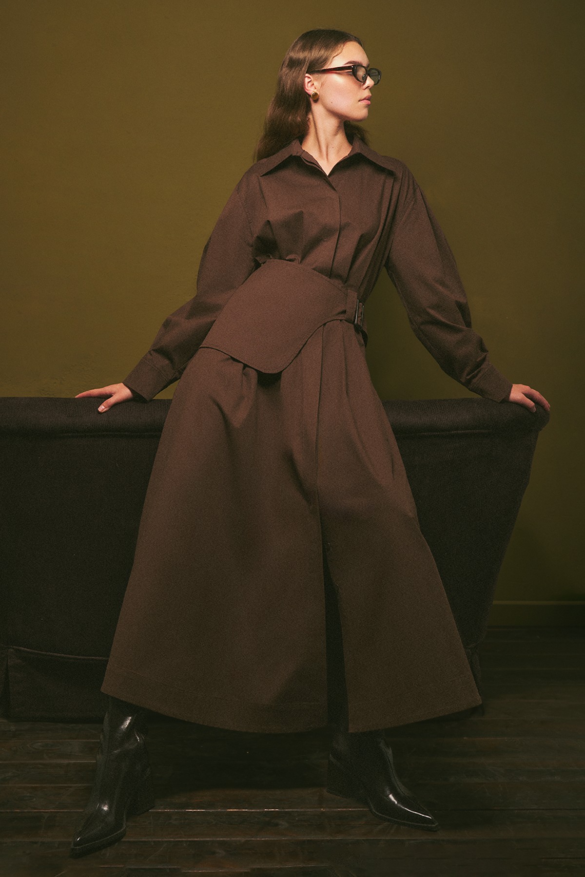 KEMER DETAYLI PİLELİ ELBİSE KAHVERENGİ