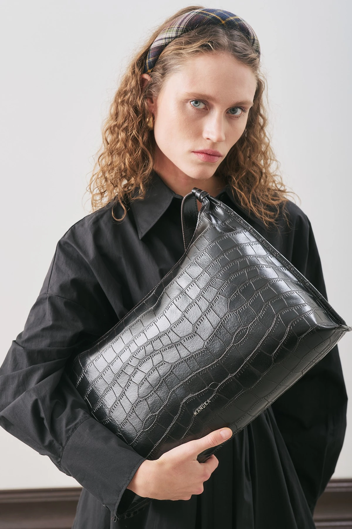 DOKULU DERİ OMUZ ÇANTASI SİYAH