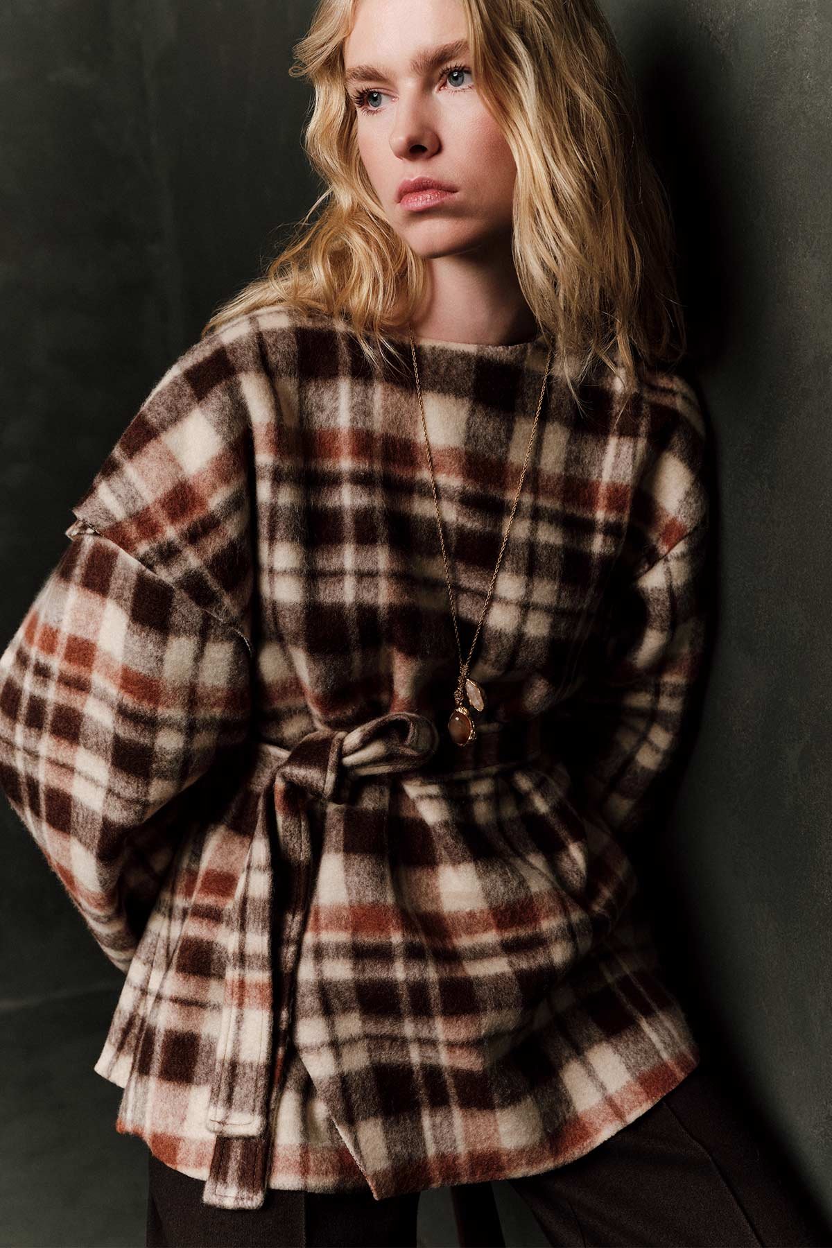 ŞAL DETAYLI EKOSE PANÇO KAHVERENGİ