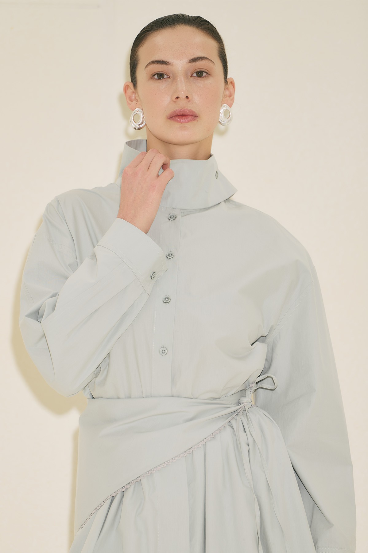 YÜKSEK YAKALI KISA GÖMLEK MAVİ