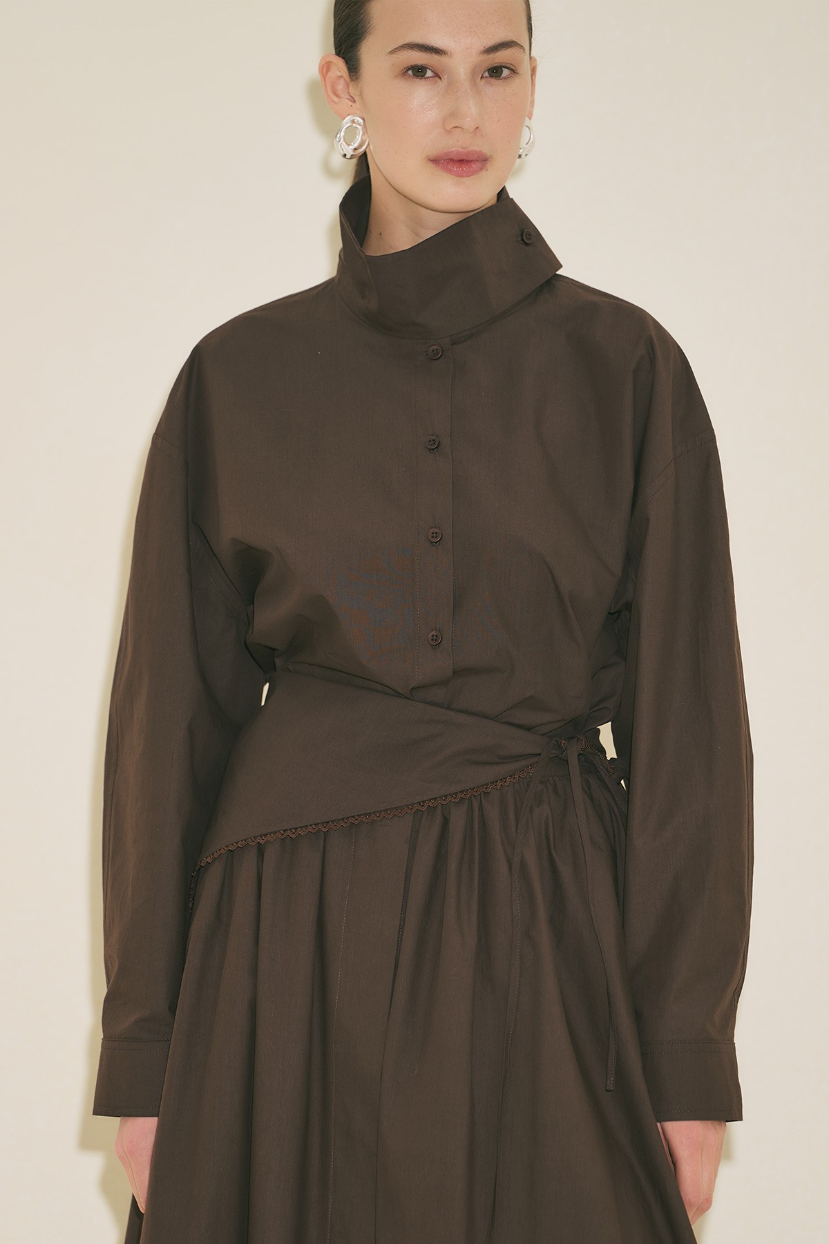 YÜKSEK YAKALI KISA GÖMLEK KAHVERENGİ