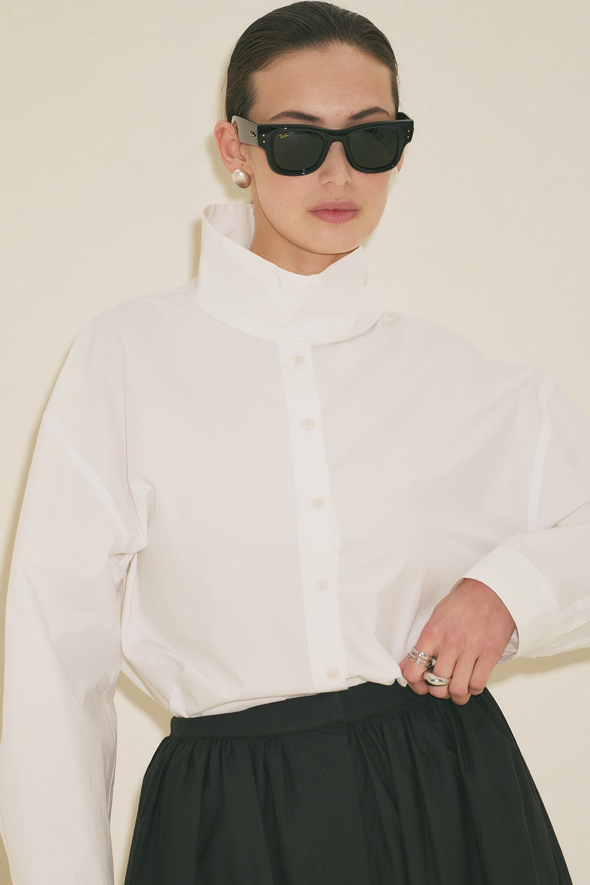 YÜKSEK YAKALI KISA GÖMLEK EKRU