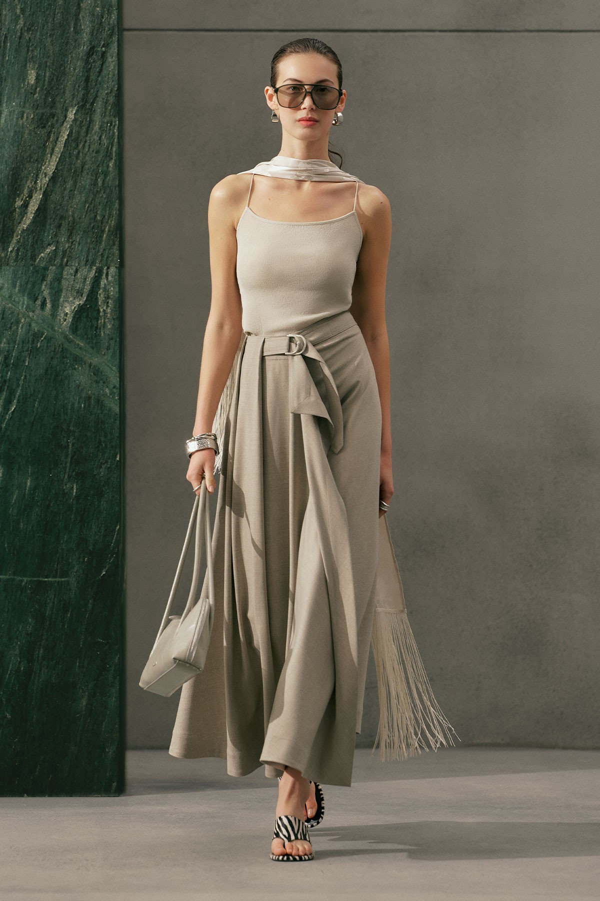 ASİMETRİK KEMERLİ ETEK TAŞ