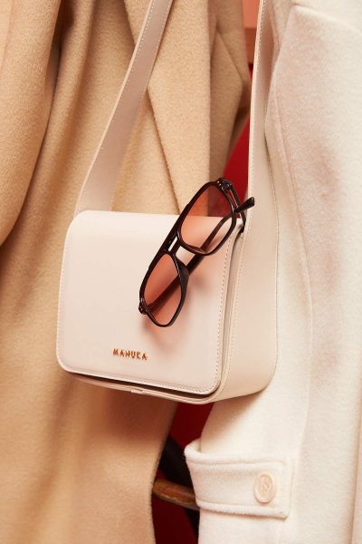 GENİŞ CEPLİ KARE DERİ ÇANTA BEJ 