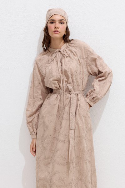 ASTARLI BRODE ELBİSE BEJ 