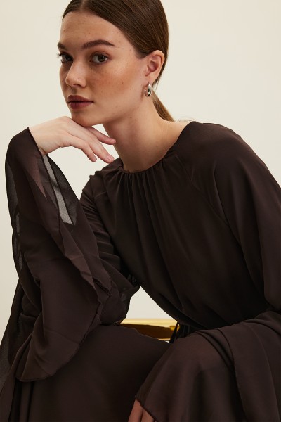 ŞİFON VOLANLI ELBİSE KAHVERENGİ 