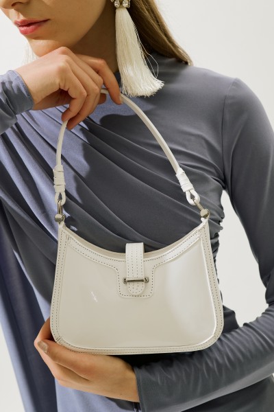 PATENT LEATHER BUCKLE SHOULDER BAG ECRU 