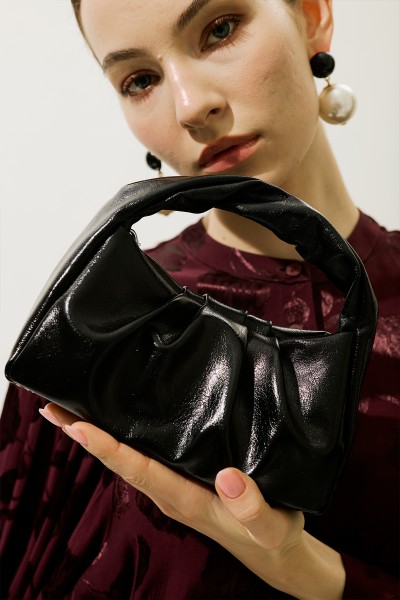 METAL LOOK HANDBAG BLACK 
