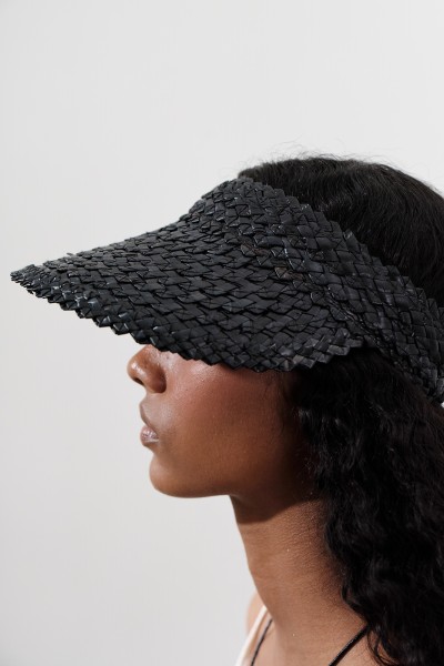 STRAW VISOR HAT BLACK 