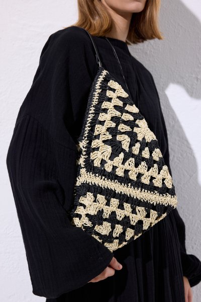 PATTERNED STRAW HANDLE BAG BLACK 