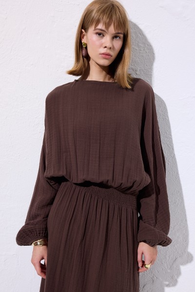 MÜSLİN BELİ BÜZGÜLÜ ELBİSE KAHVERENGİ 