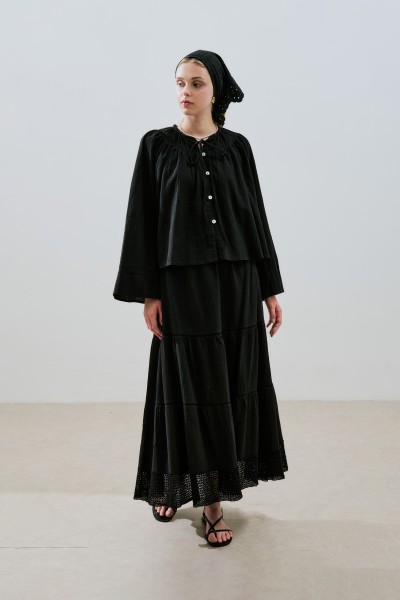 DOKULU İŞLEMELİ KISA BLUZ SİYAH 